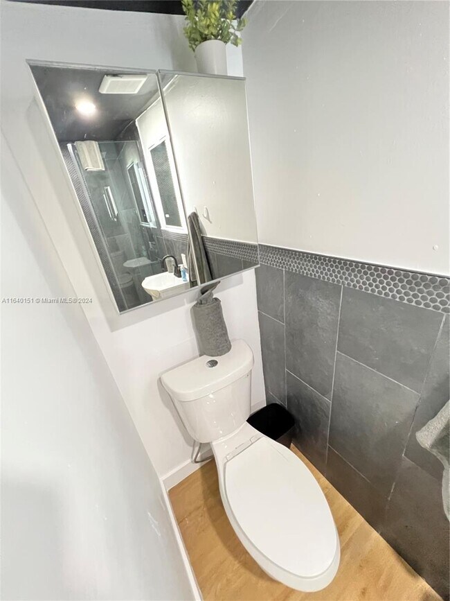 Foto del edificio - 1337 NE 3rd Ave