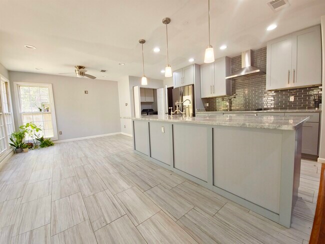 Building Photo - 8206 Creekside Cir N