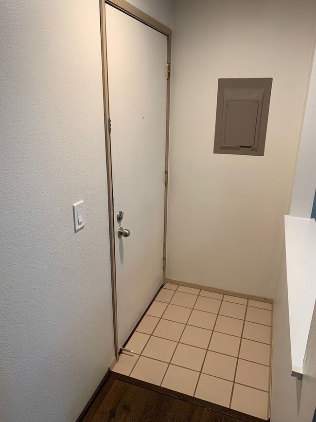 Building Photo - Beautiful 1 bed 1 bath top floor Walkers r...