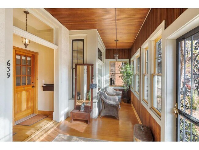 Foto del edificio - 639 Grand Ave
