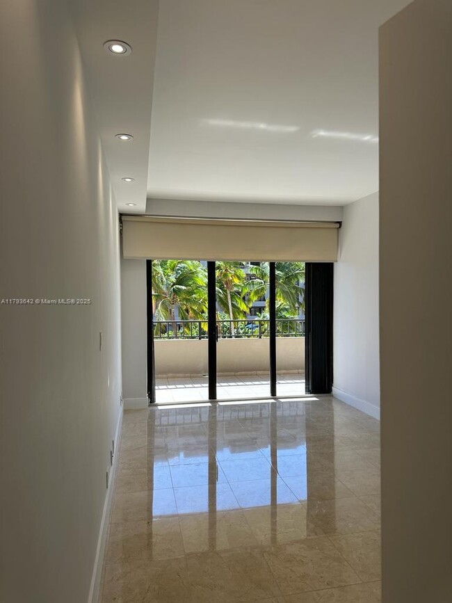 Foto del edificio - 251 Crandon Blvd