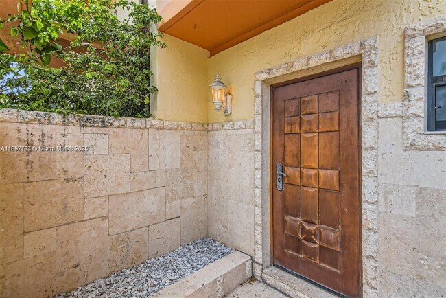 Foto del edificio - 3864 NE 167th St