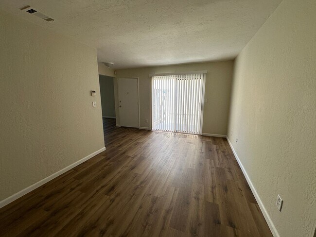 Foto del edificio - 3-bedroom, 2 car garage, dishwasher, stove...