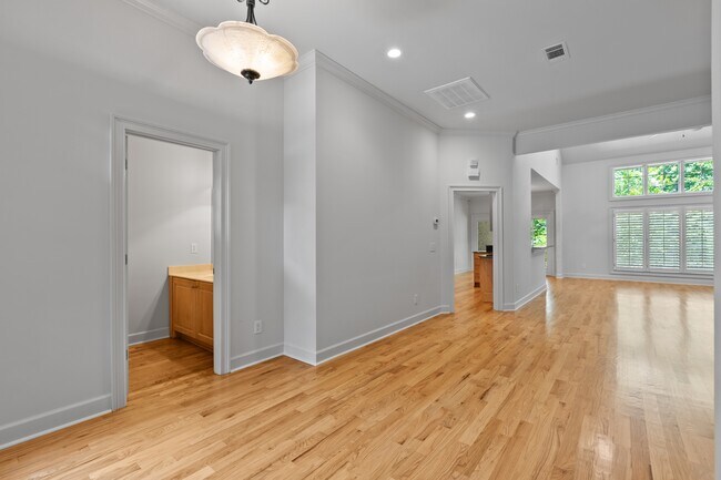 Foto del edificio - 2021 Hillbrook Cir