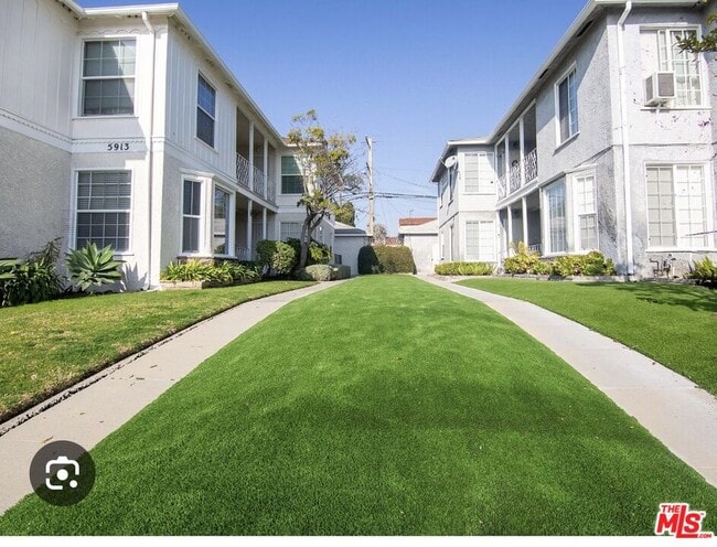 Building Photo - 5913 Overhill Dr