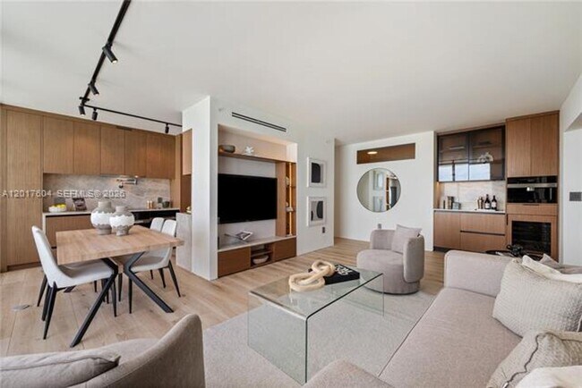 Foto del edificio - 6365 Collins Ave
