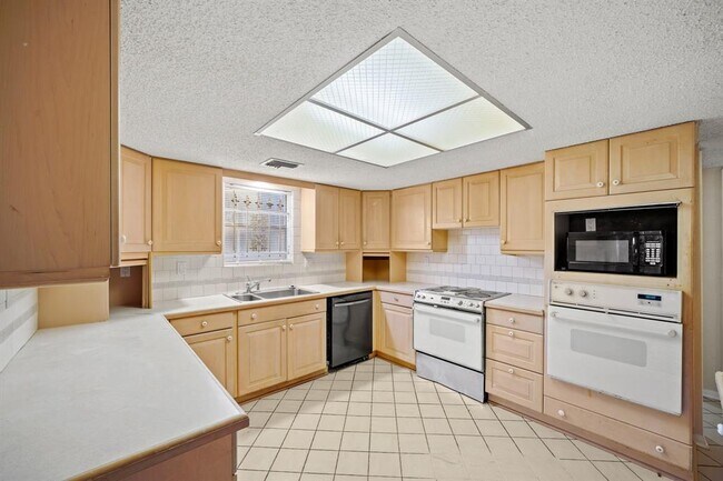 Building Photo - 10826 Bob White Dr