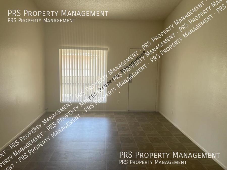 Primary Photo - 465 W Ivyglen St