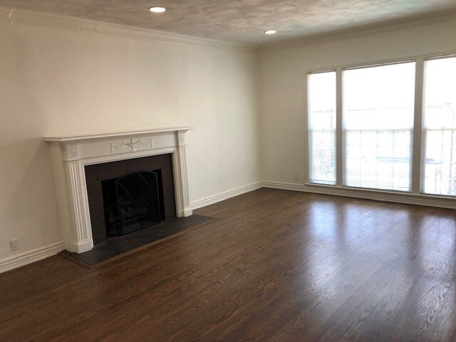 Sala de estar con chimenea de gas - 9709 W Olympic Blvd