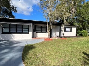 Building Photo - 415 W Oak Dr