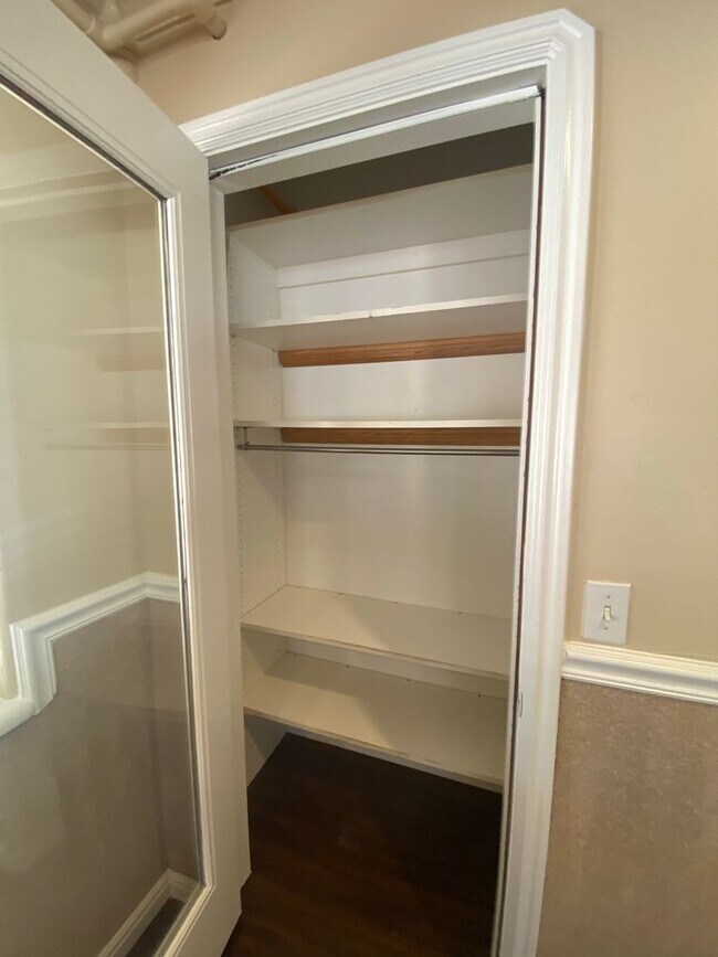 Building Photo - Canyon Street Apartment M400 UTILITES INCL...