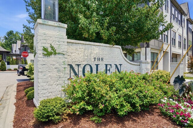 Foto del edificio - End-Unit Townhome with Private Rooftop Terrace in Myers Park!!