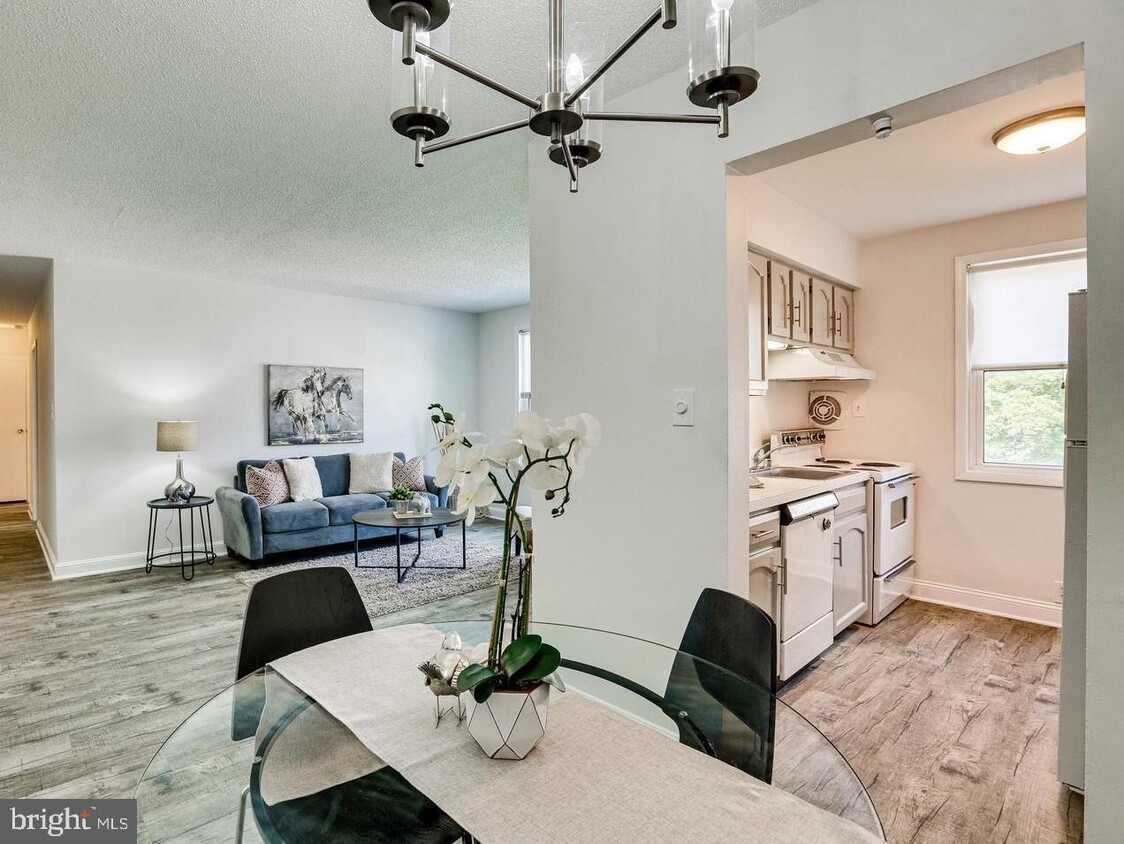 Foto principal - 7630 Tomlinson Ave