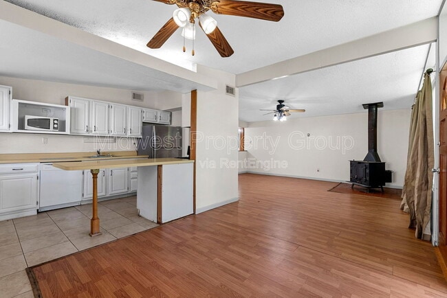 Building Photo - 800 Bobbins Ln