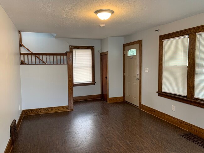 Foto del edificio - 720 Roselawn Ave