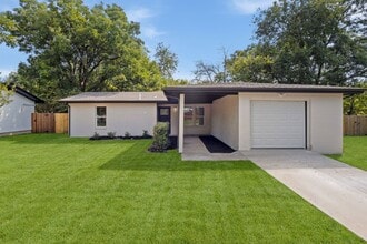 Building Photo - 2818 Holiday Dr