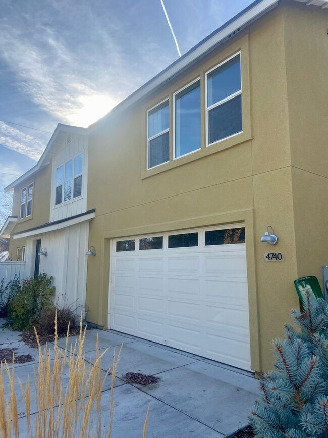 Foto del edificio - 4 Bedroom Home Close to Schools, Dining an...