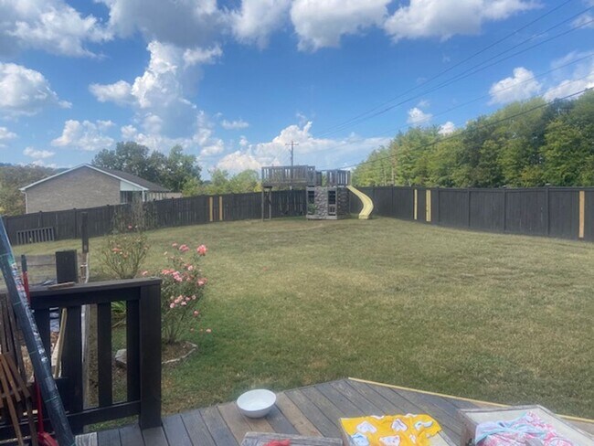 Building Photo - Loudon 37774 - 3 bedroom, 2.5 bath home - Contact Linda Meese (865) 591-6004