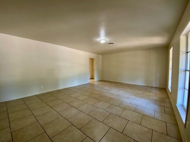 Foto del edificio - 3 Bedroom 1.5 Bath in Country Club Hills N...