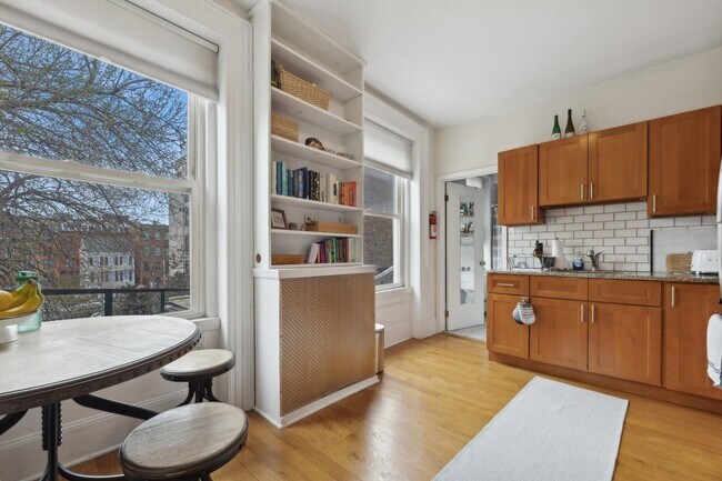 Foto del edificio - 243 MONTGOMERY St