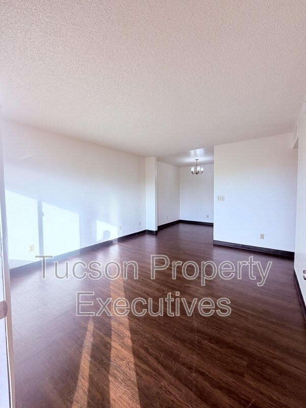 Building Photo - 660 S Tucson Blvd