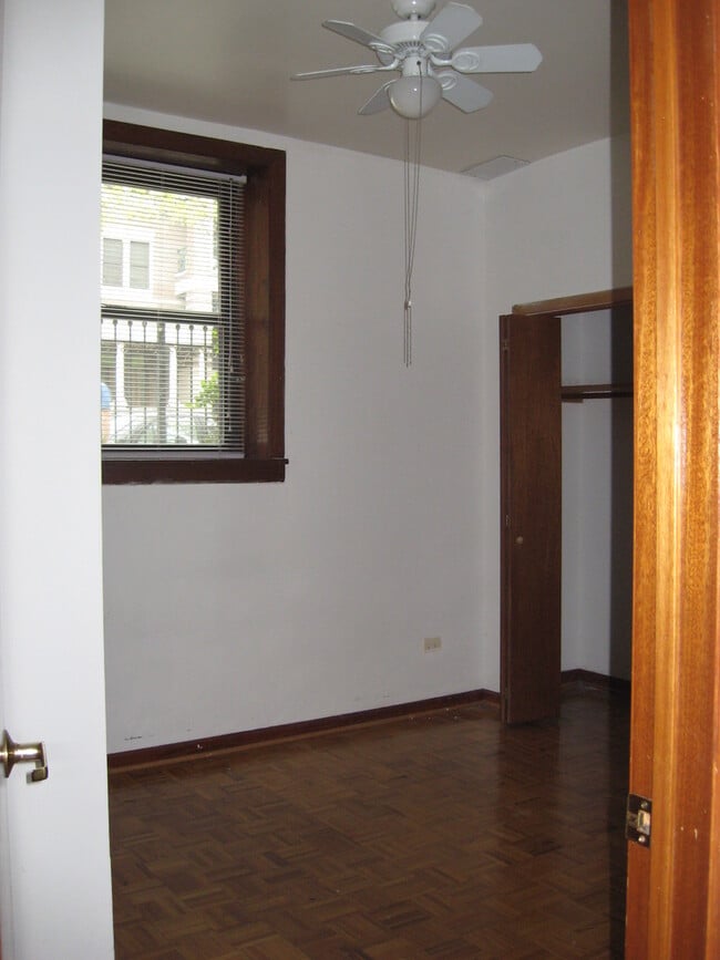 Building Photo - 4048 N Sheridan Rd
