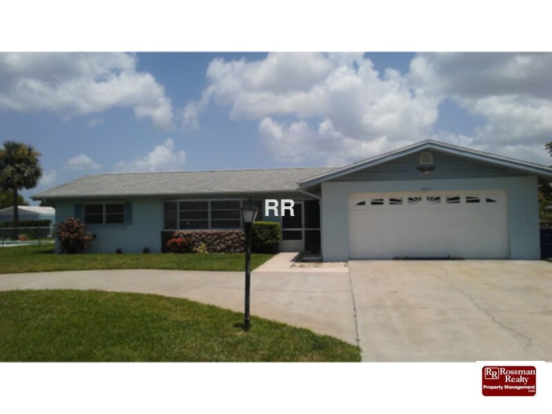 Immaculate 3/2 home with fenced yard - Immaculate  3/2  home with fenced yard