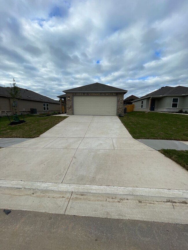 Building Photo - Now Pre-Leasing: Spacious 4-Bedroom, 2-Bath Home Available Soon