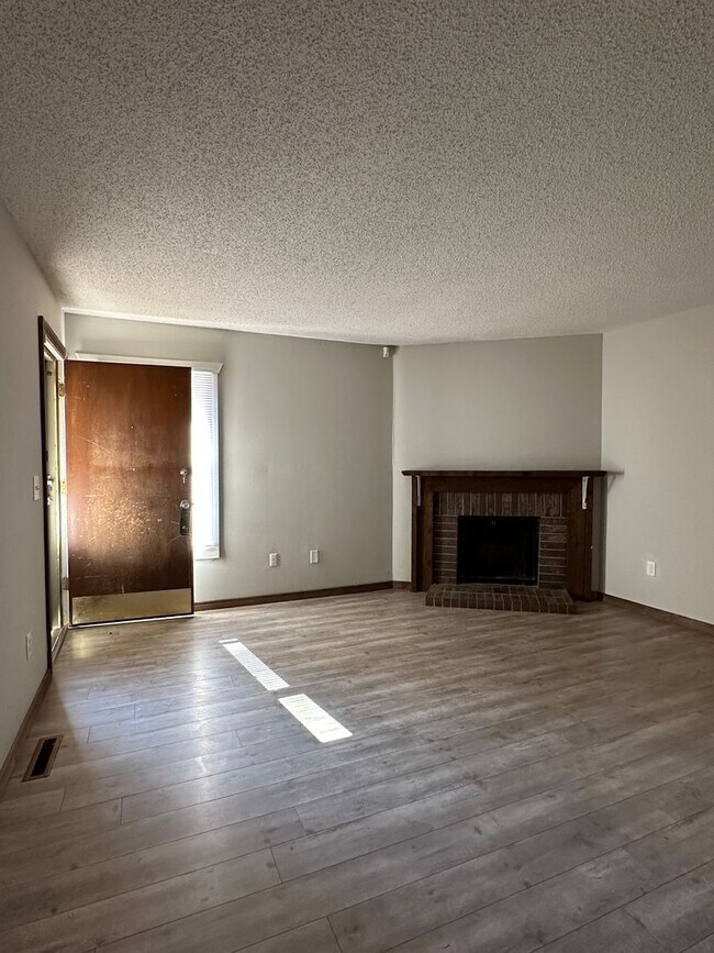 Foto del edificio - Cute Twin Home on East Side - $250 Off 1st...