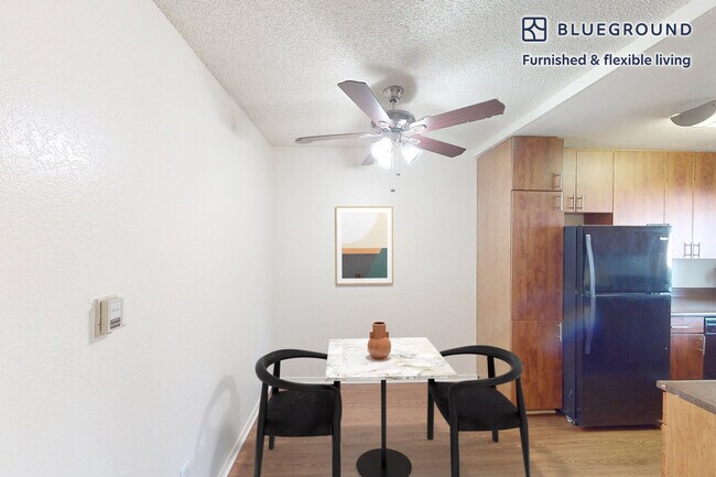 Foto del edificio - 325 S San Dimas Canyon Rd