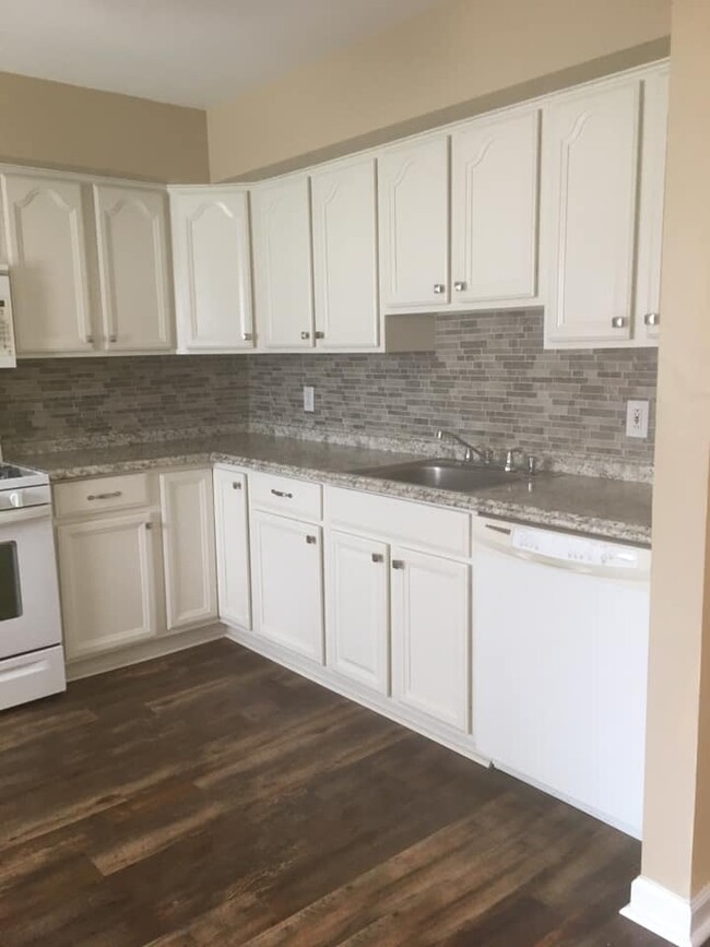 Kitchen - 205 Yorktown Blvd