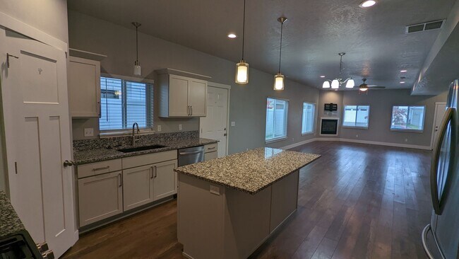 Building Photo - Post Falls Crown Pointe Home