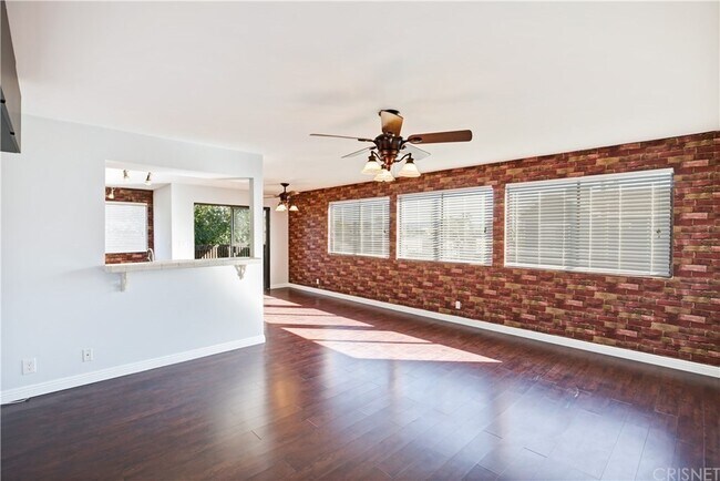 Living room - 7305 Milwood Ave