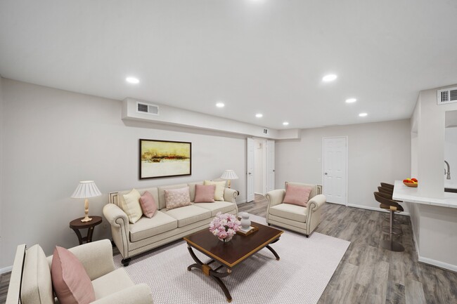 Building Photo - 357 N Post Oak Ln