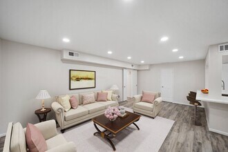 Building Photo - 357 N Post Oak Ln