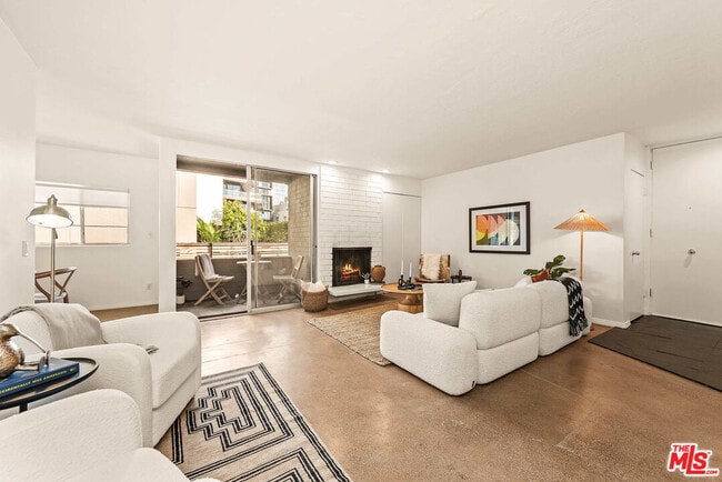 Foto del edificio - 8401 Fountain Ave