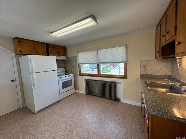 Building Photo - 214 44th St