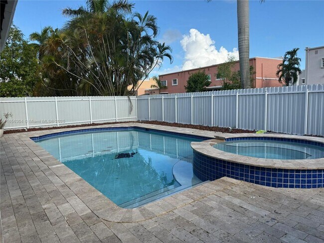 Foto del edificio - 12405 NW 7th St
