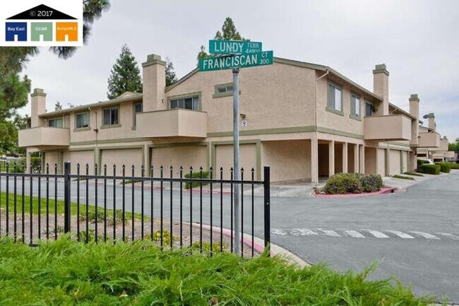 Foto del edificio - $2490 / 2BR GORGEOUS REMODELED WARM SPRING...