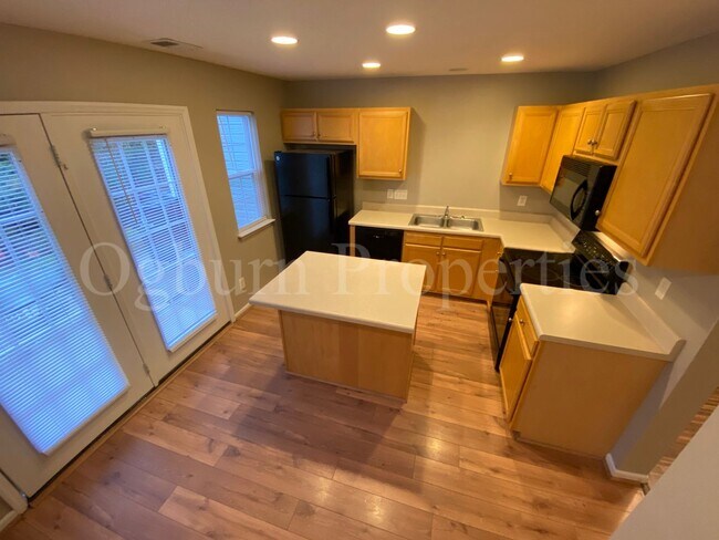 Building Photo - 3375 Kensington Pl-2BR/2.5BA-Townhouse!!