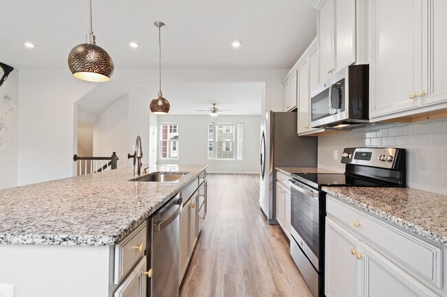 Building Photo - Beautiful 3 bedroom, 2.5 bath townhome in ...