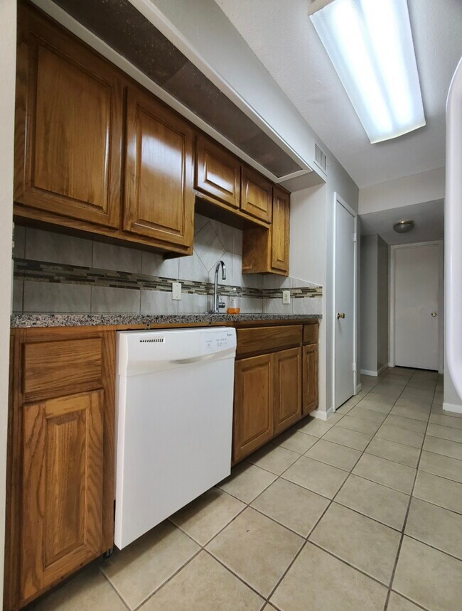 Foto del edificio - 7455 Calder Ave