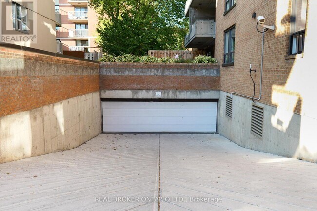 Building Photo - 1177-1177 Bélanger Ave
