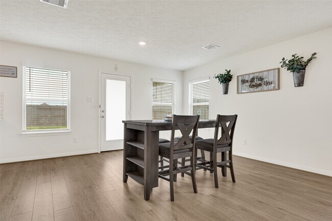 Foto del edificio - 5510 Blackbird Ln
