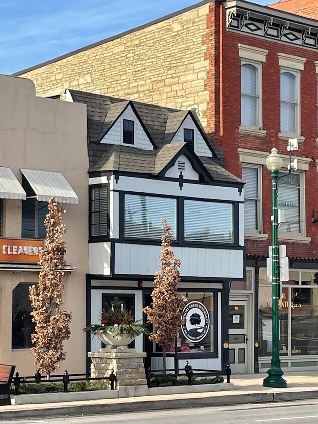 Primary Photo - 913 S State St