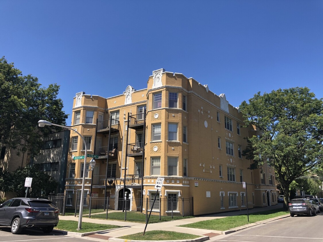 Foto principal - 2707 W Glenlake Ave