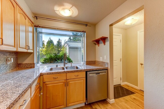 Building Photo - ”Water/Sewer/Trash and parking included in rent!