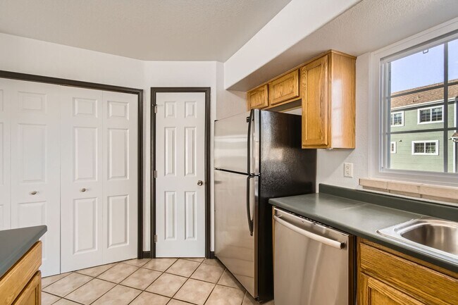 Foto del edificio - Modern 2-Bed Townhouse with Private En-Suites, Parking for 3 Cars  & Community Amenities