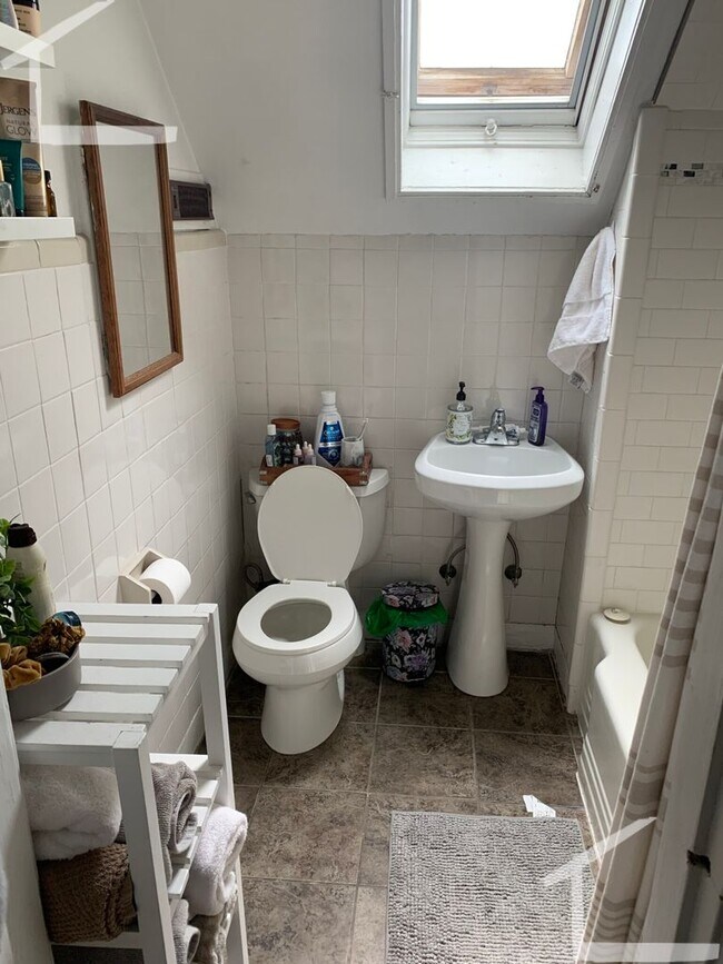 Building Photo - Two floored unit in Allston!