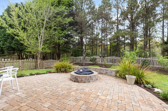 Building Photo - 512 Red Oak Ct